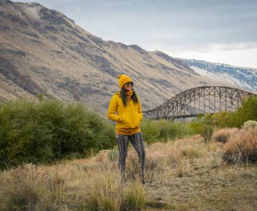 woman in the mountains for women's hiking leggings vs. trousers