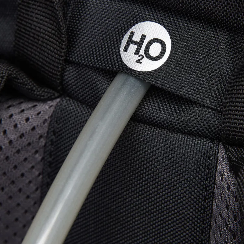 Berghaus Arrow 30 in Black/Extreme Red-5