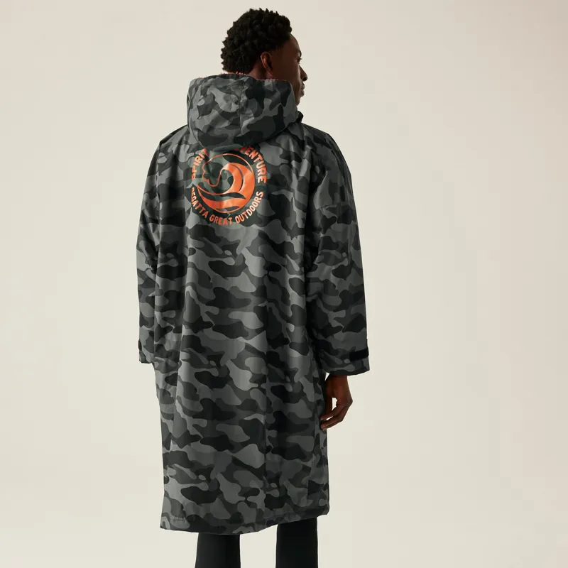Regatta Adult Waterproof Changing Robe in Grey/Black Camouflage-3