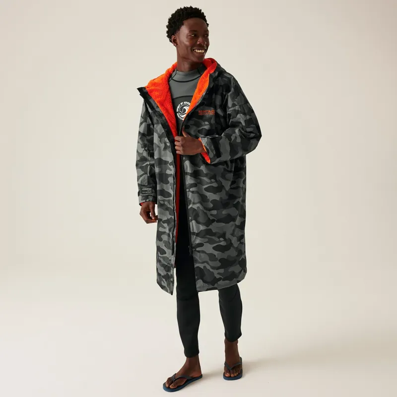 Regatta Adult Waterproof Changing Robe in Grey/Black Camouflage-4