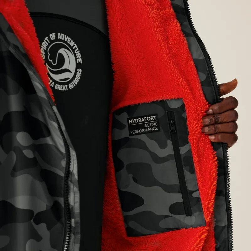 Regatta Adult Waterproof Changing Robe in Grey/Black Camouflage-5