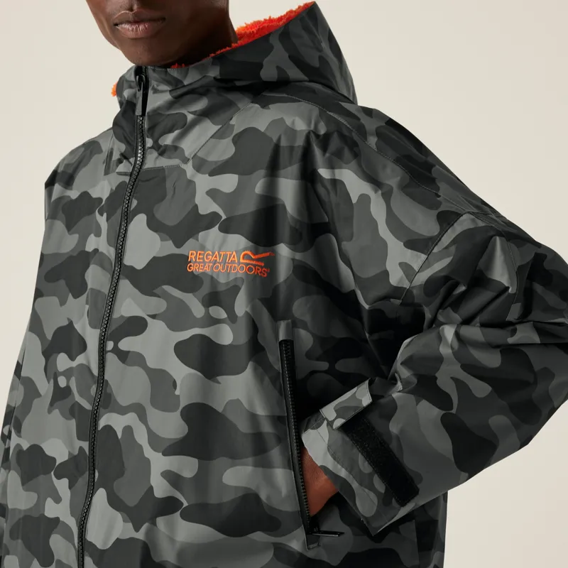 Regatta Adult Waterproof Changing Robe in Grey/Black Camouflage-6