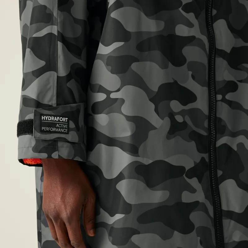 Regatta Adult Waterproof Changing Robe in Grey/Black Camouflage-7