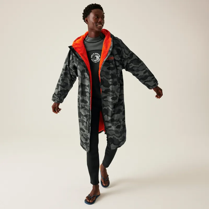 Regatta Adult Waterproof Changing Robe in Grey/Black Camouflage-8
