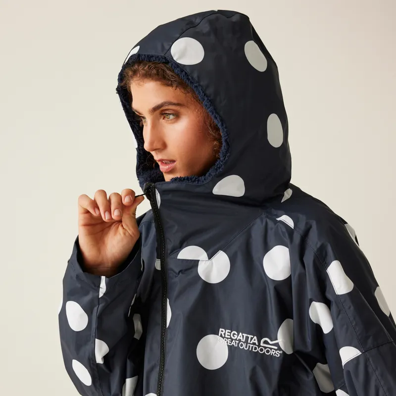 Regatta Adult Waterproof Changing Robe in Navy Polka Dot-9