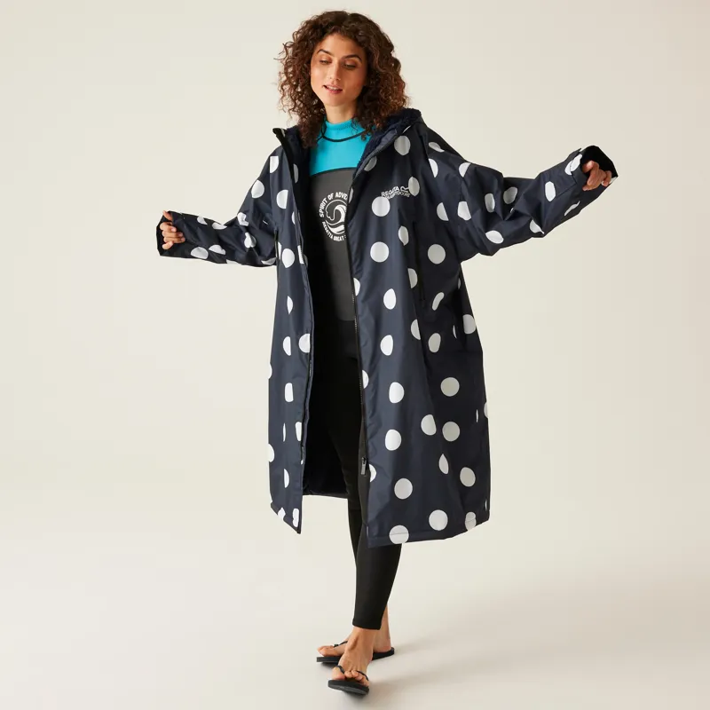 Regatta Adult Waterproof Changing Robe in Navy Polka Dot-4