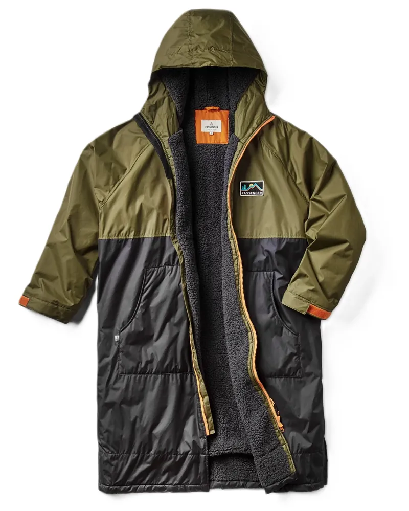 Passenger Adult Roaming Recycled Sherpa Lined Changing Robe in Black/Khaki