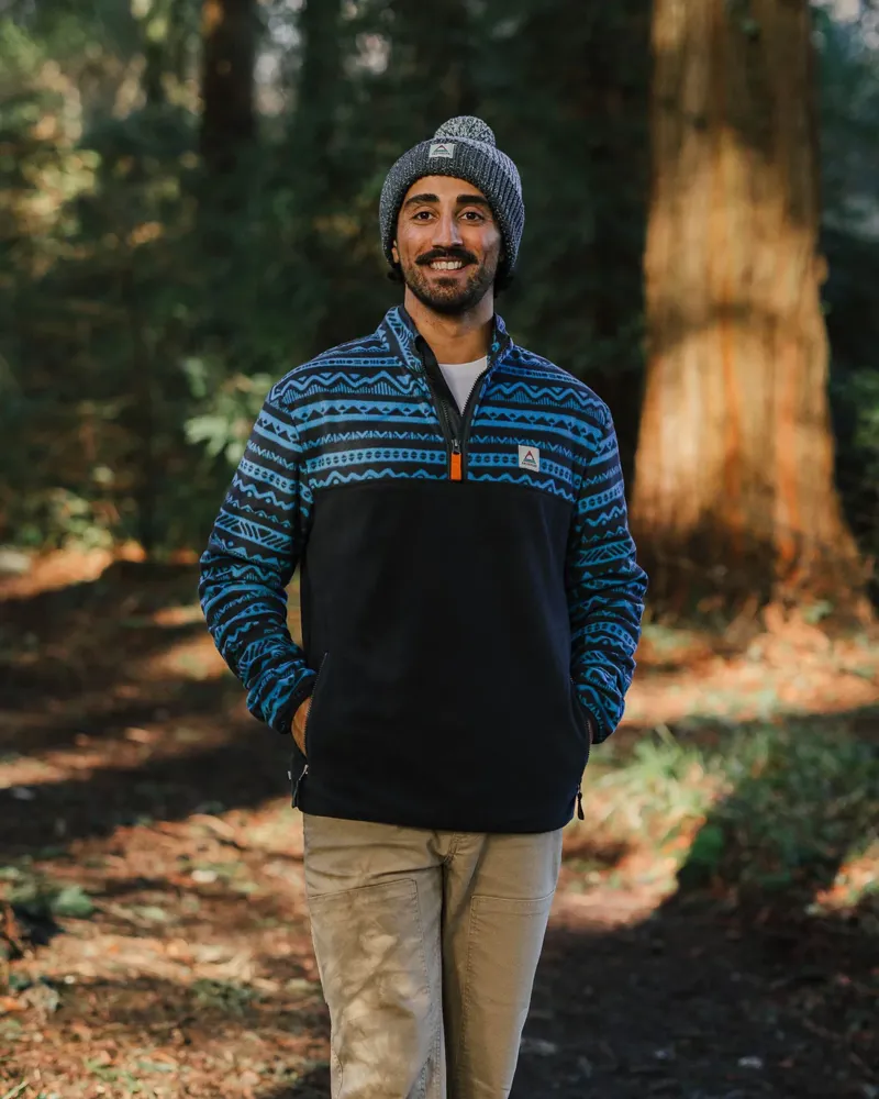 Passenger Men's Set Off Recycled Polar 1/4 Zip Fleece in Mountain Geo Charcoal/Bluejay-2