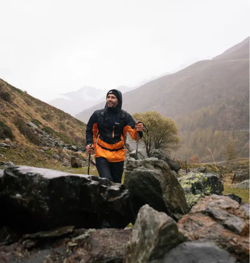 Columbia Men's Pouring Adventure III Jacket in Black/Koi-8