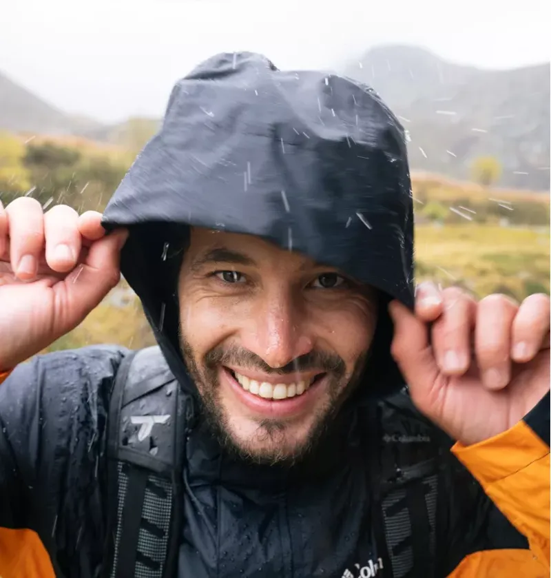 Columbia Men's Pouring Adventure III Jacket in Black/Koi-9