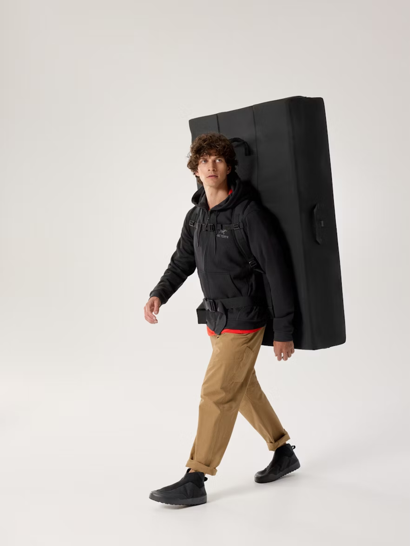 Arc'teryx Men's Emblem Fleece Full-Zip Hoody in Black-7